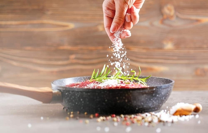 Thói quen ăn mặn khiến cơ thể giữ nước, làm tăng áp lực lên thành mạch. (Ảnh minh hoạ)