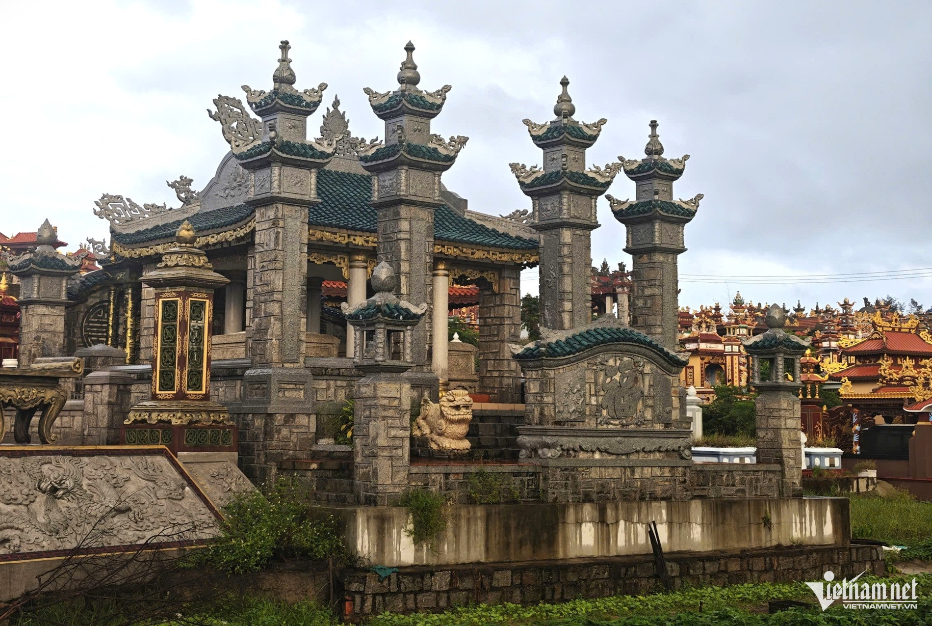 https://static-images.tintuconline.com.vn/vps_images_publish/00002/000012/2026/10/30/can-canh-nghia-trang-co-nhieu-lang-mo-be-the-o-hue-truoc-ngay-dong-cua-24bd9475a13c4cfa9e9a8be51eff5294-29.jpg