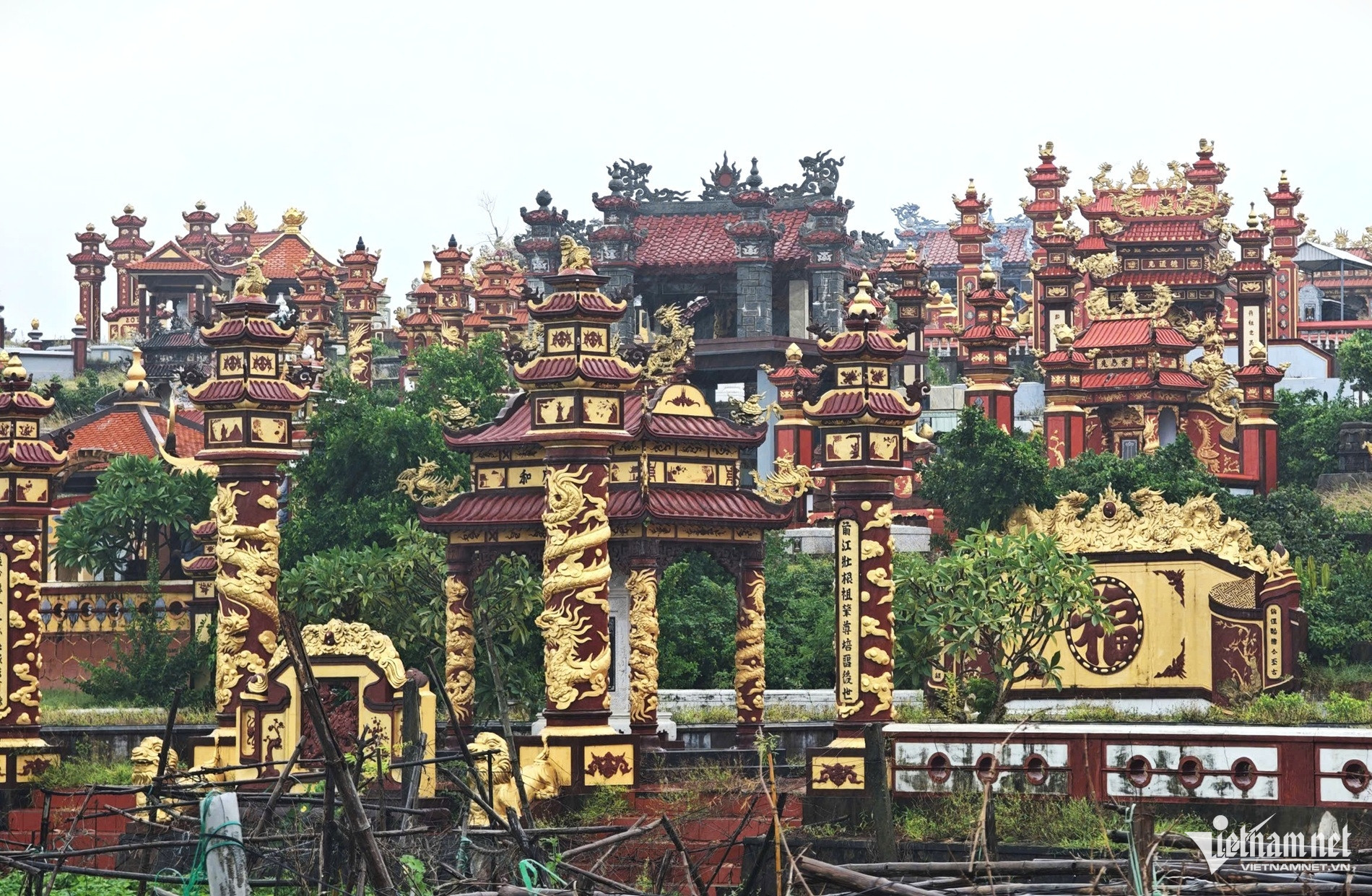 https://static-images.tintuconline.com.vn/vps_images_publish/00002/000012/2026/10/30/can-canh-nghia-trang-co-nhieu-lang-mo-be-the-o-hue-truoc-ngay-dong-cua-a2a0b37d909b4e8992499acdfe192bb4-31.jpg