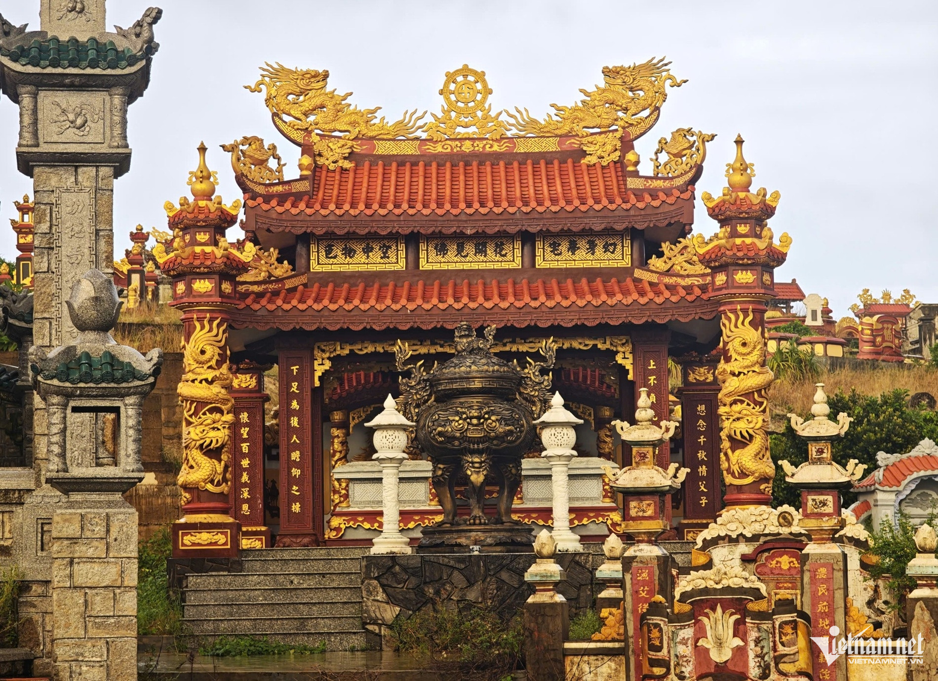 https://static-images.tintuconline.com.vn/vps_images_publish/00002/000012/2026/10/30/can-canh-nghia-trang-co-nhieu-lang-mo-be-the-o-hue-truoc-ngay-dong-cua-b471ce0562494c13a03a3040e5fa5deb-28.jpg