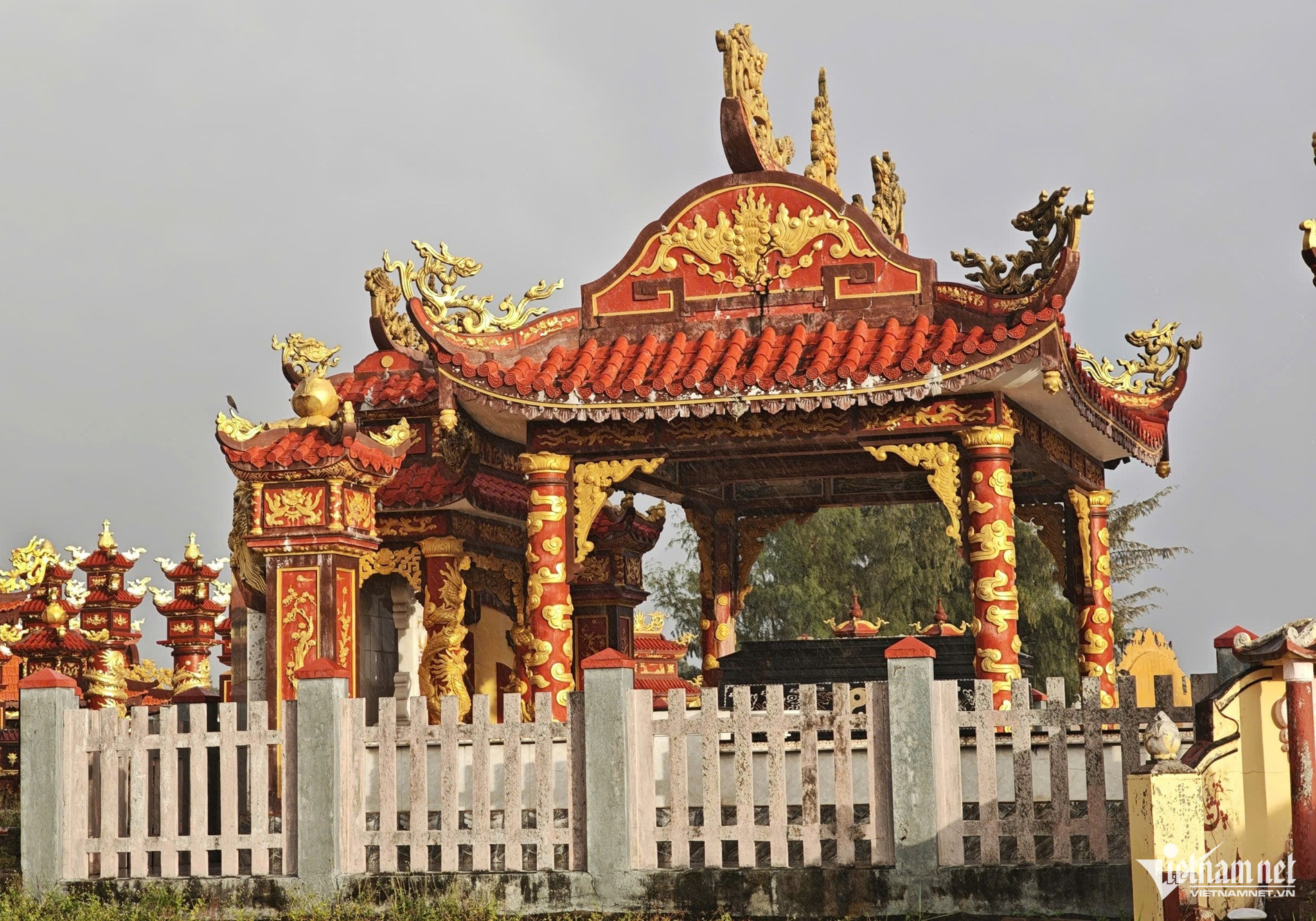 https://static-images.tintuconline.com.vn/vps_images_publish/00002/000012/2026/10/30/can-canh-nghia-trang-co-nhieu-lang-mo-be-the-o-hue-truoc-ngay-dong-cua-d225290806344c72bf6d41315b6bda78-27.jpg