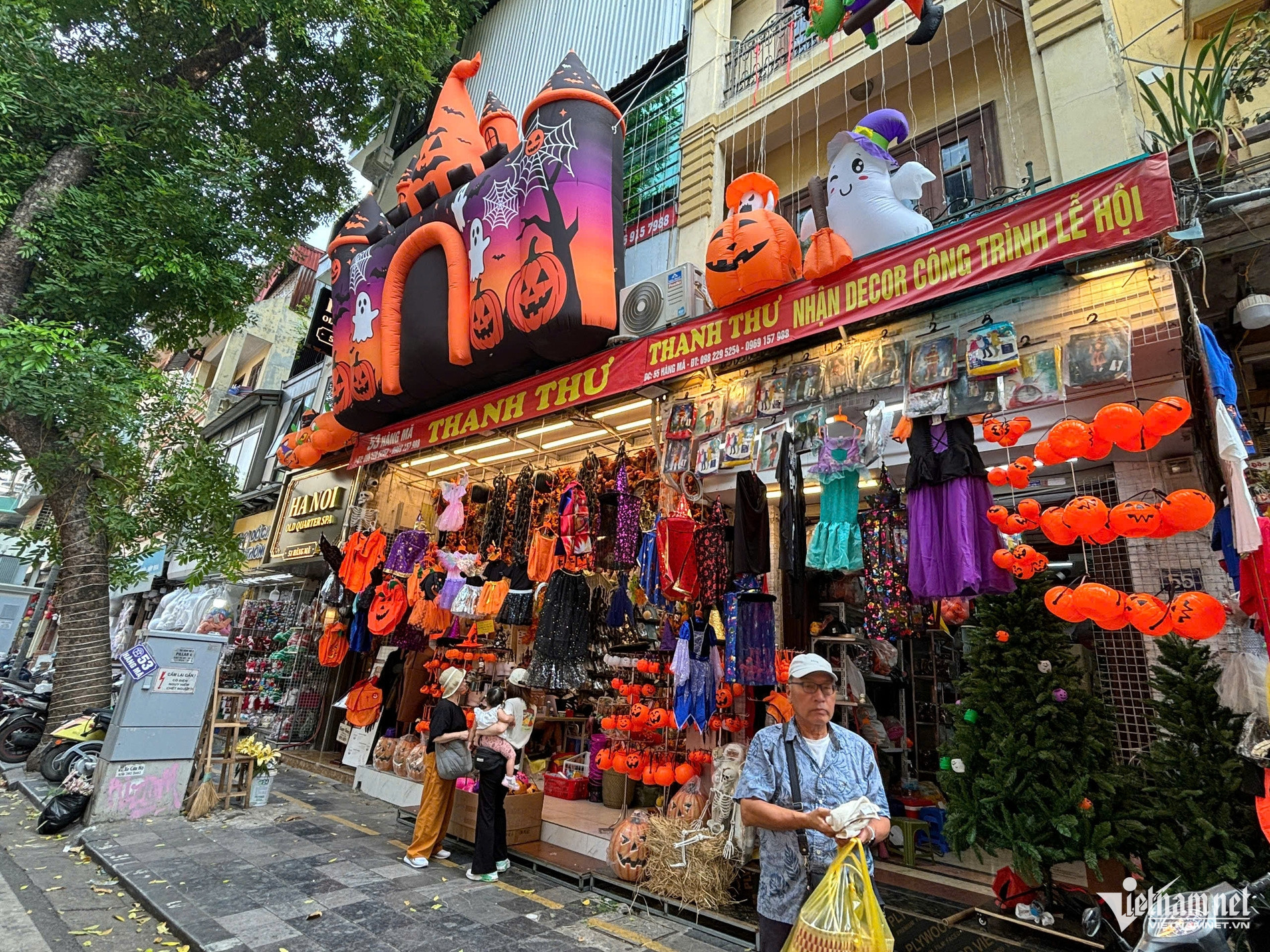 https://static-images.tintuconline.com.vn/vps_images_publish/00002/000012/2026/10/30/rung-minh-trang-tri-halloween-o-ha-noi-tieu-thuong-hang-ma-ly-giai-bat-thuong-37659008a10e47f7b3bcc6b7fabbe838-44.jpg