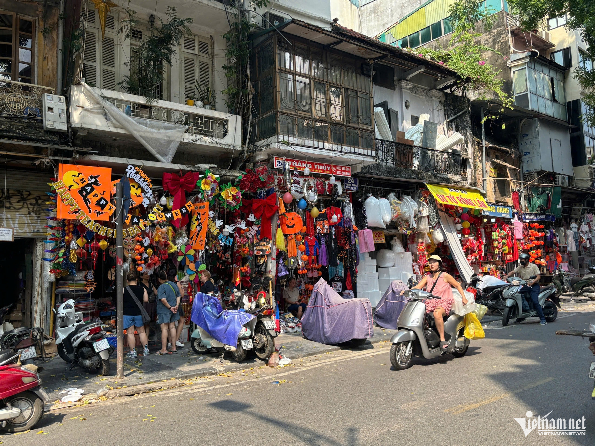 https://static-images.tintuconline.com.vn/vps_images_publish/00002/000012/2026/10/30/rung-minh-trang-tri-halloween-o-ha-noi-tieu-thuong-hang-ma-ly-giai-bat-thuong-53505873411348e9994b78da4e18939e-49.jpg