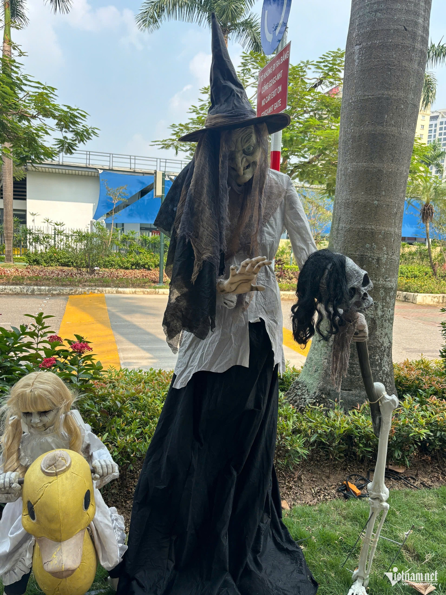 https://static-images.tintuconline.com.vn/vps_images_publish/00002/000012/2026/10/30/rung-minh-trang-tri-halloween-o-ha-noi-tieu-thuong-hang-ma-ly-giai-bat-thuong-72d47d0d266740a48b8f84d1537d1d60-47.jpg