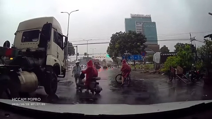 Nhiều dân mạng lo ngại về ý thức tham gia giao thông của các em học sinh. (Ảnh chụp màn hình)