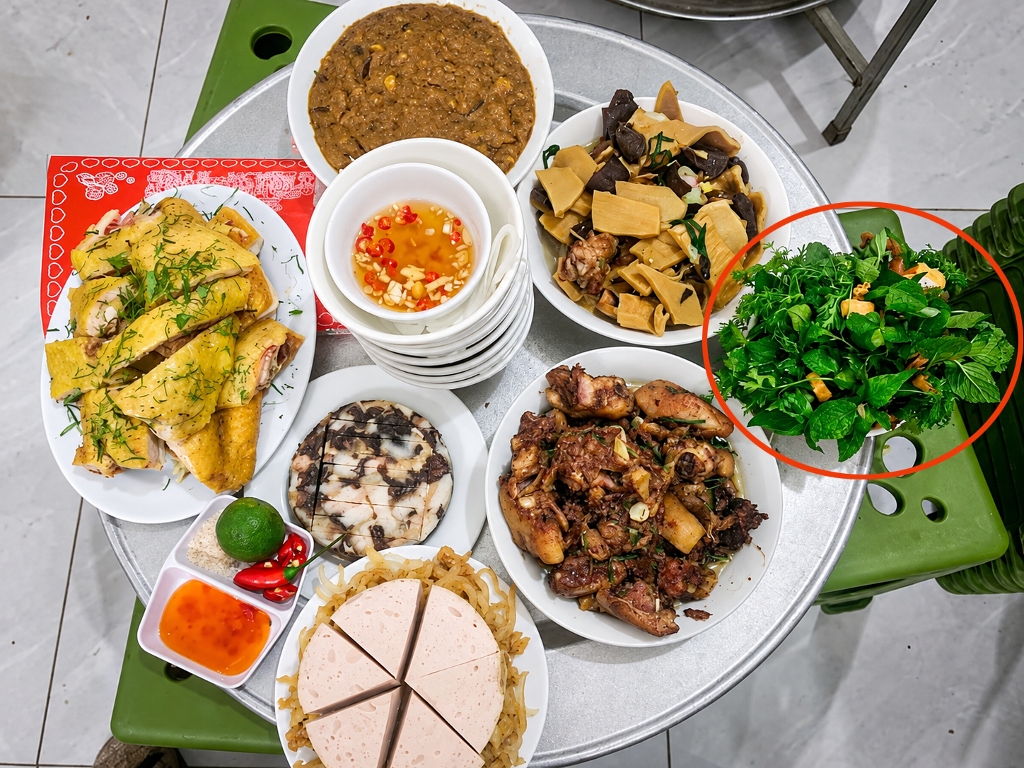 Mâm cơm Việt trên bàn tròn bạc.png