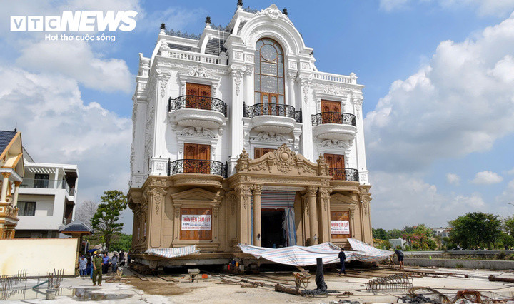 Gần 1 tháng di chuyển 400 m, biệt thự nặng hàng trăm tấn về đích.
