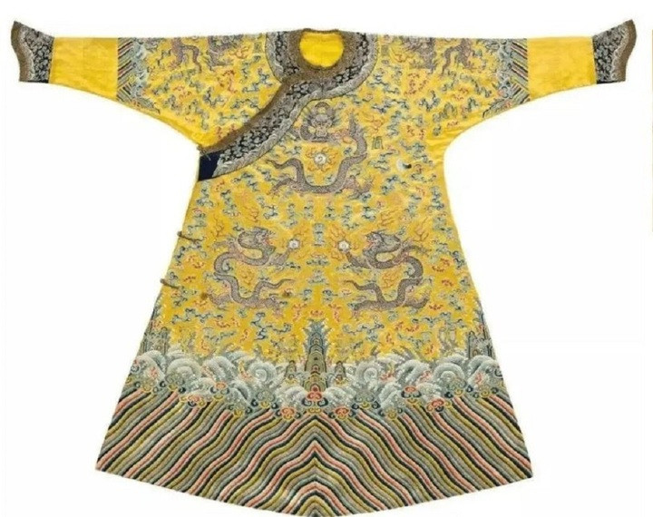 Một chiếc long bào của hoàng đế Trung Quốc thường được thực hiện trong khoảng thời gian từ 3 đến 5 năm.