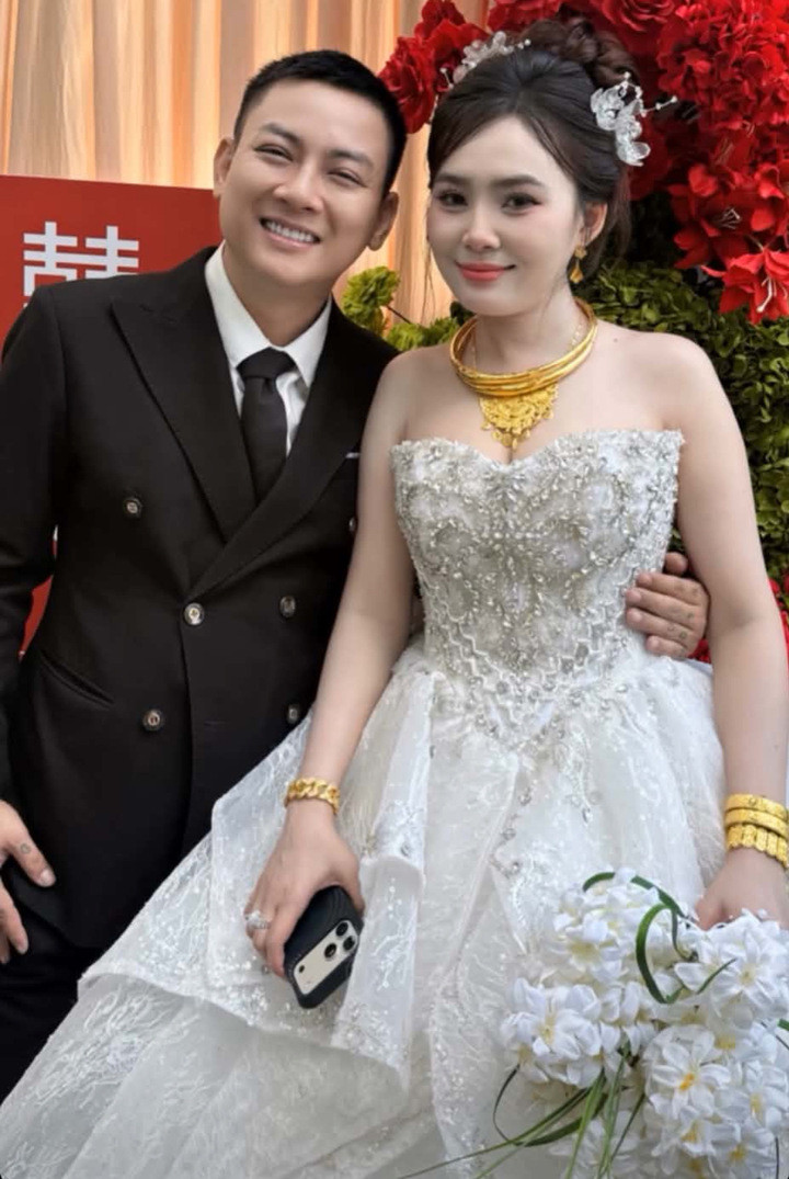 Hoài Lâm hạnh phúc chia sẻ trong đám cưới.