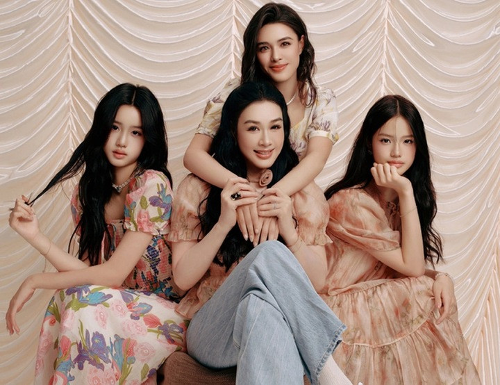 Chung Lệ Đề bên 3 cô con gái.