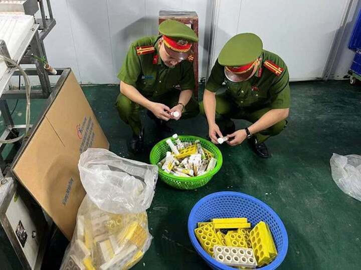 Cơ quan công an kiểm tra sản phẩm.