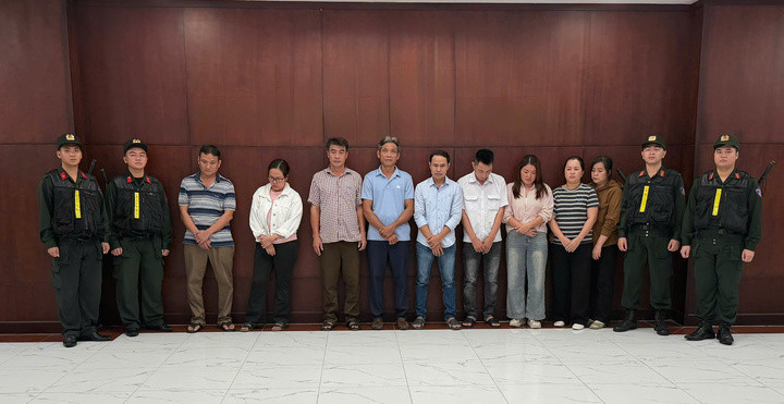 Lực lượng chức năng tống đạt quyết định khởi tố đối với những bị can trong đường dây đưa hơn 10.000 tấn heo nhiễm chất cấm ra thị trường. (Ảnh: Công an TP.HCM)