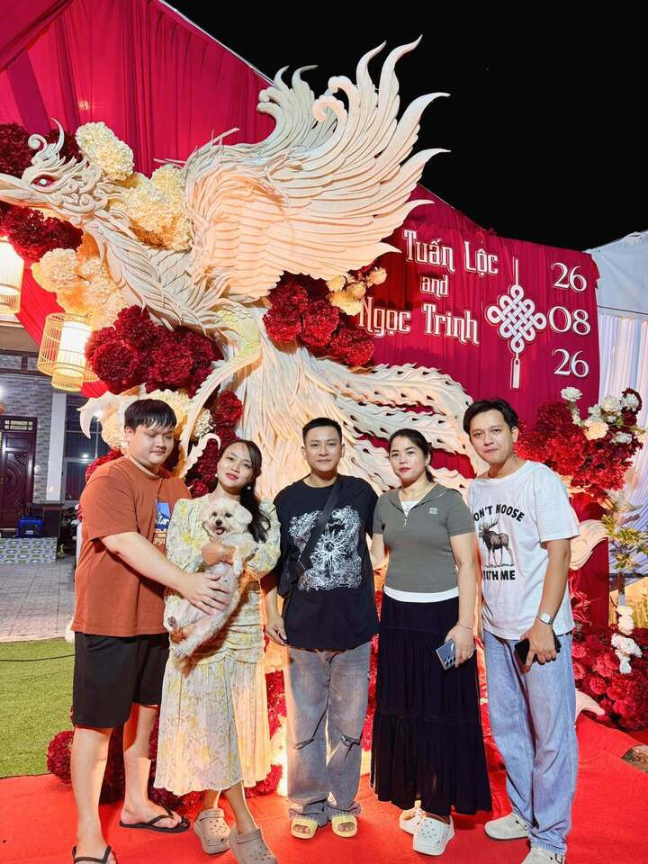 Hé lộ không gian đám cưới ở quê nhà của Hoài Lâm插图 Hoài Lâm xuất hiện bên người thân trong không gian đám cưới ở quê nhà.