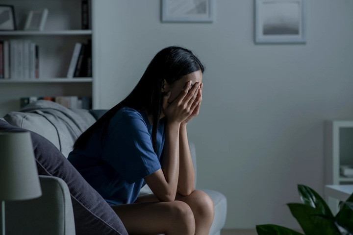 30 tuổi, con gái vẫn bị mẹ kiểm soát mọi khía cạnh cuộc sống. (Ảnh minh họa: Getty)
