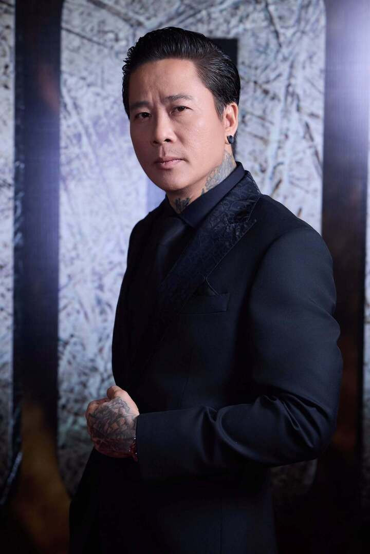 Trước khi bén duyên với phim ảnh, anh là họa sĩ, sau đó chuyển sang lĩnh vực xăm mình. Anh là nghệ sĩ xăm Việt Nam duy nhất lọt top 100 thế giới (The World Atlas of Tattoo). Tự nhận là “tân binh U50”, song Danis Nguyễn đã “chạm ngõ” nghệ thuật ở một số dự án phim. Trước “Trại buôn người”, Danis Nguyễn vào vai Định quốc công Nguyễn Bặc, đồng thời đảm nhận vai trò cố vấn mỹ thuật trong phim “Hộ linh tráng sĩ: Bí ẩn mộ vua Đinh”.