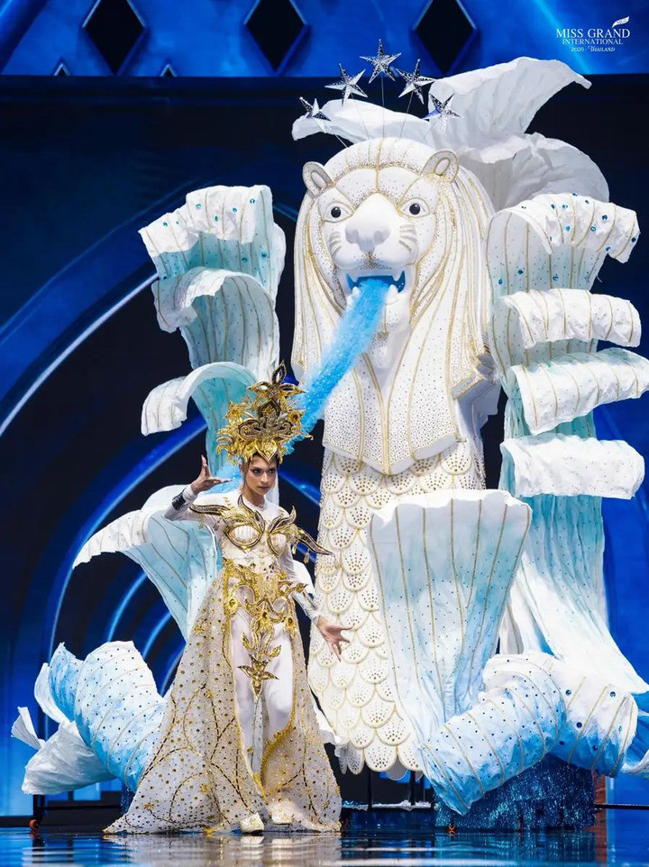 Nicole Bacon đại diện Singapore với thiết kế lấy cảm hứng từ Merlion, biểu tượng nổi tiếng của đảo quốc sư tử.