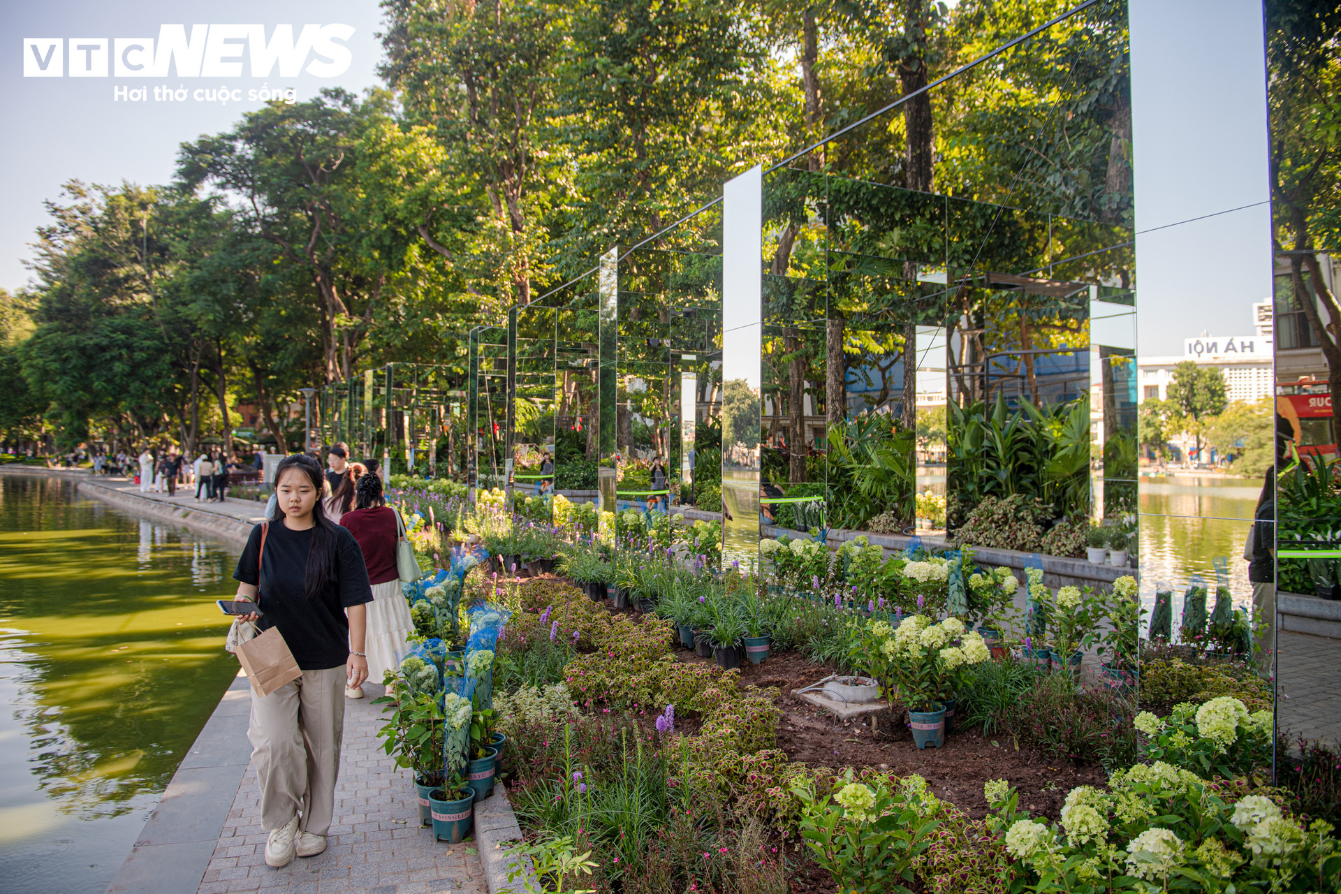Khung gương lạ mắt bên Hồ Gươm hút người dân đến check-in trước giờ mở cửa - 17
