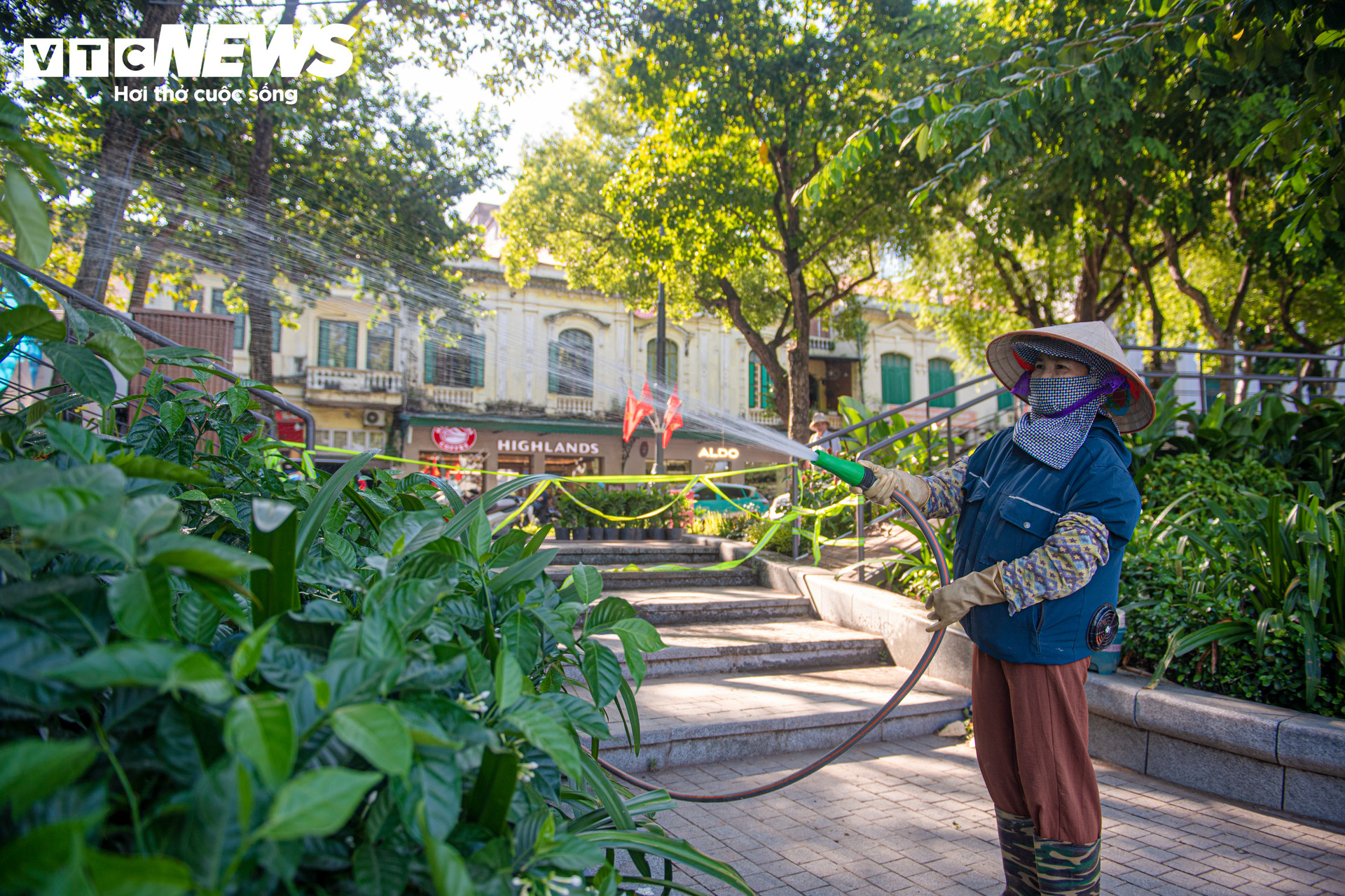 Khung gương lạ mắt bên Hồ Gươm hút người dân đến check-in trước giờ mở cửa - 16