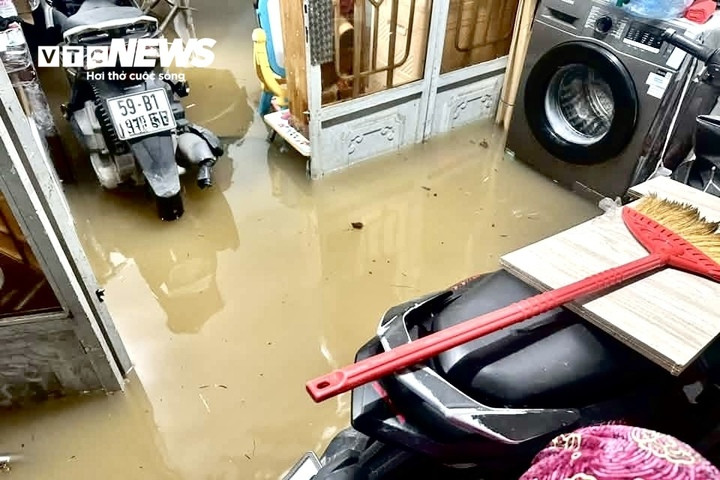 Nước ngập tại khu vực đường số 11 phường Thủ Đức sáng 8/10.
