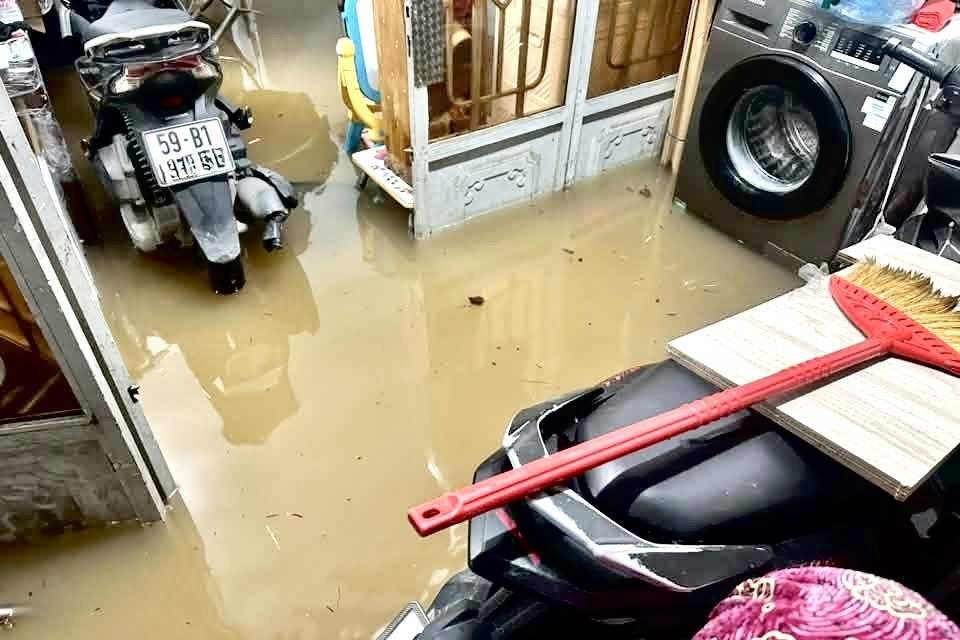 Nước ngập tràn vào nhà, người dân ở Quảng Ngãi bế lợn chạy lũ插图12 Nước ngập tràn vào nhà, người dân ở Quảng Ngãi bế lợn chạy lũ插图12