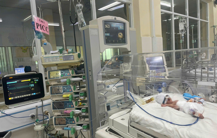 Sau phẫu thuật, bệnh nhi được tiếp tục theo dõi và chăm sóc tại Khoa Hồi sức sơ sinh. (Ảnh: BVCC)