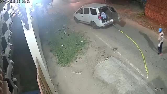 nhom-7-nguoi-bit-mat-dung-o-to-keo-le-may-atm-500m-de-trom-tien-luc-nua-dem-o-an-do-1791440763.mp4