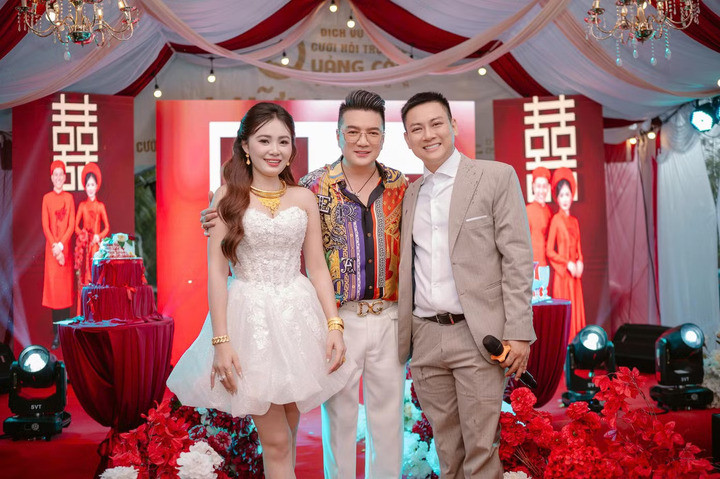 Đàm Vĩnh Hưng dự đám cưới của Hoài Lâm và Ngọc Trinh.