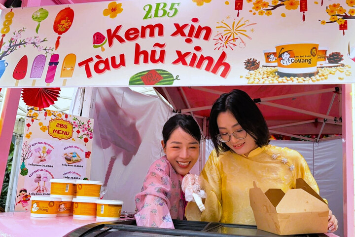 Ban đại diện cha mẹ học sinh lớp tại một trường tiểu học ở Hà Nội tham gia tổ chức gian hàng tại hội chợ của trường cho các con. (Ảnh: PHCC)