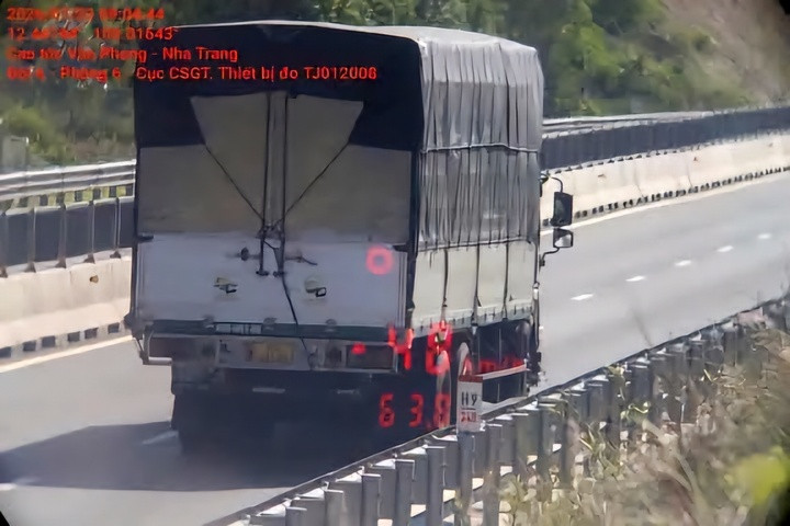 CSGT tạm dừng đo tốc độ và xử phạt xe chạy dưới tốc độ tối thiểu tại các đoạn dốc trên cao tốc từ ngày 1/10, trong thời gian khảo sát, đánh giá tổng thể.