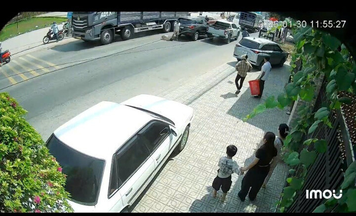 Vụ việc được camera an ninh ghi lại.