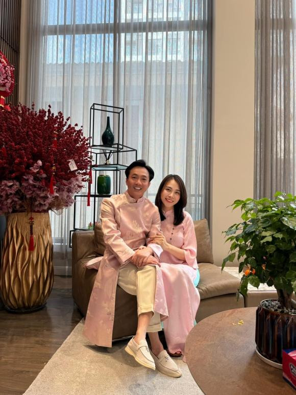 Con gái Đàm Thu Trang phụ giúp mẹ trang trí biệt thự đón Tết - Ảnh 5.