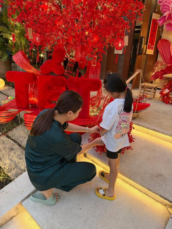 Con gái Đàm Thu Trang phụ giúp mẹ trang trí biệt thự đón Tết - Ảnh 3.