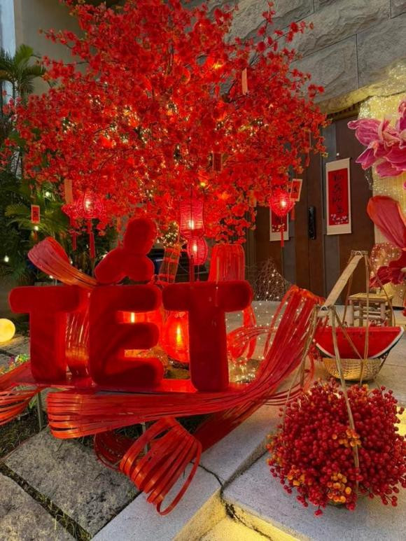 Con gái Đàm Thu Trang phụ giúp mẹ trang trí biệt thự đón Tết - Ảnh 2.