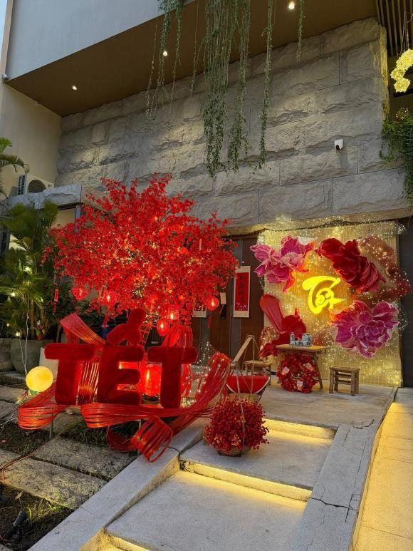 Con gái Đàm Thu Trang phụ giúp mẹ trang trí biệt thự đón Tết - Ảnh 1.