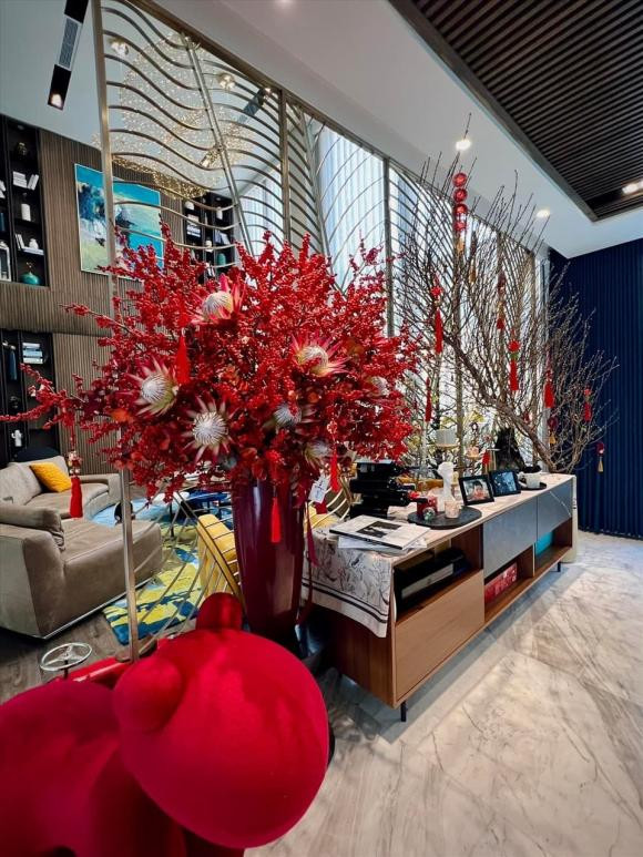 Con gái Đàm Thu Trang phụ giúp mẹ trang trí biệt thự đón Tết - Ảnh 4.