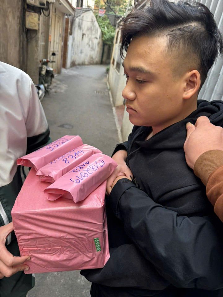 Nguyễn Công Oanh bị bắt quả tang trên đường giao hàng. (Ảnh: C04)