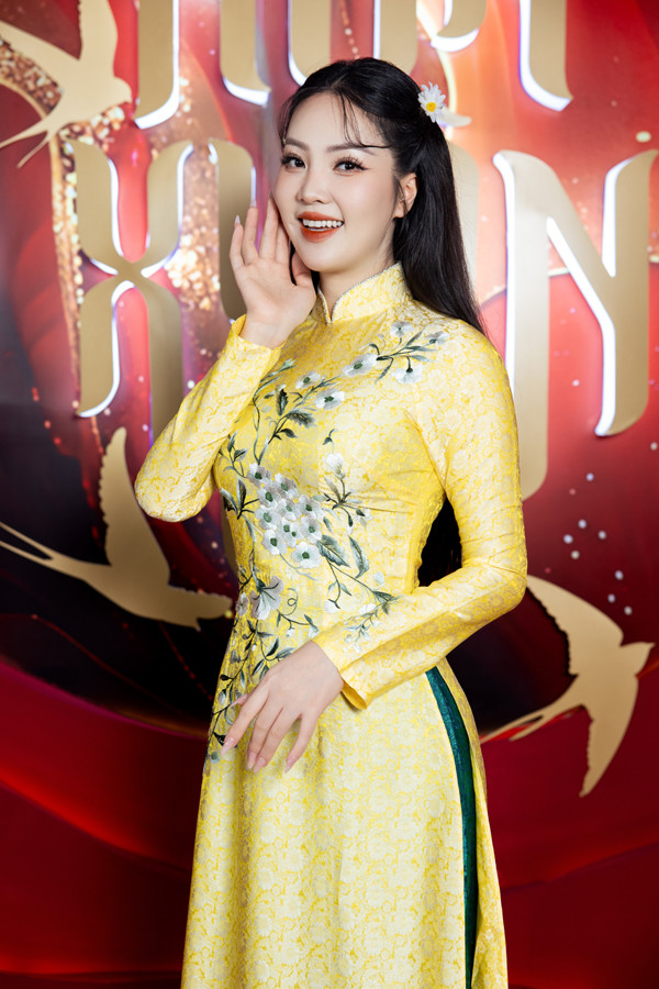 BTV Thụy Vân rạng rỡ trên sóng truyền hình quốc gia với áo dài của NTK Ngọc Lan插图3 BTV Thụy Vân rạng rỡ trên sóng truyền hình quốc gia với áo dài của NTK Ngọc Lan - Ảnh 5.