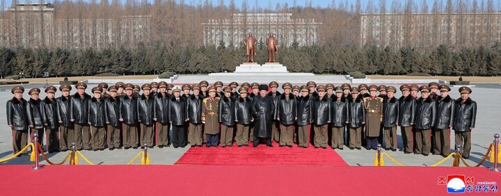 Cùng ngày, ông Kim Jong-un cũng gặp gỡ các vị tướng lĩnh về hưu được mời tham gia hoạt động kỷ niệm ngày thành lập Quân đội Nhân dân Triều Tiên.