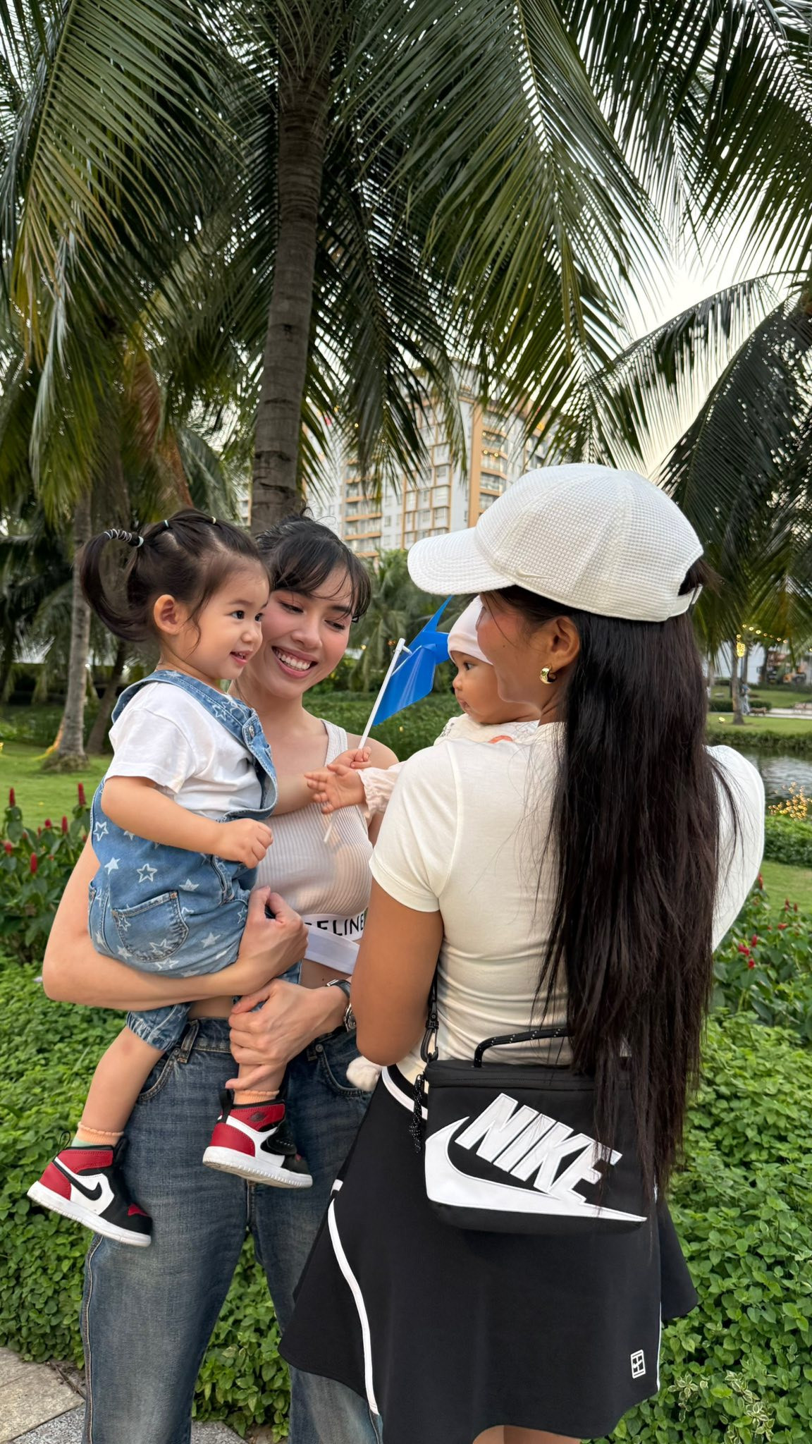 Khoảnh khắc đáng yêu của con gái H’Hen Niê và con gái Vũ Hoàng My插图1 khoanh khac dang yeu cua con gai hhen nie va con gai vu hoang my 0705438956d248498d246c15ad2bdf50 784.jpg