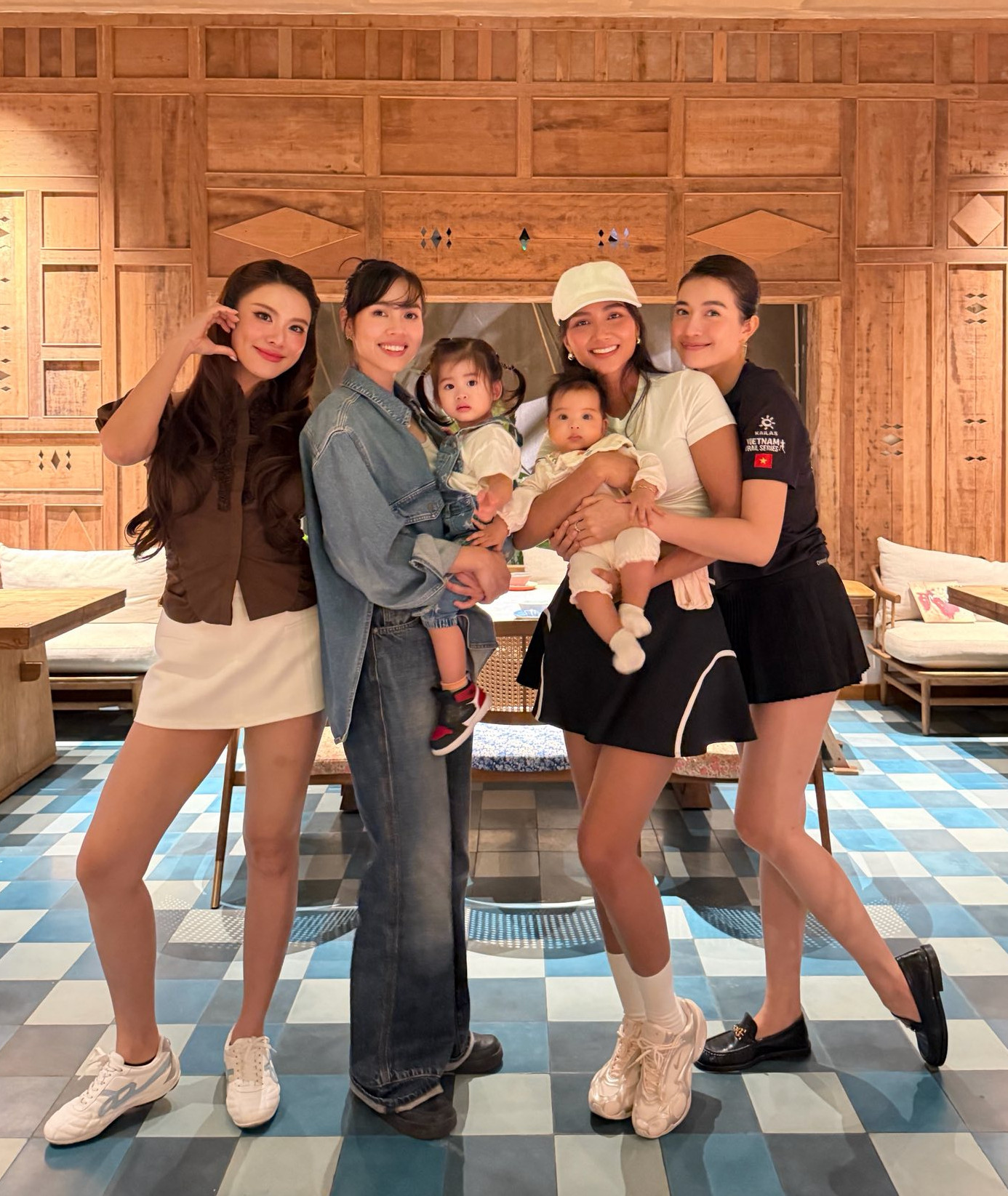 Khoảnh khắc đáng yêu của con gái H'Hen Niê và Vũ Hoàng My gây sốt - Ảnh 2.