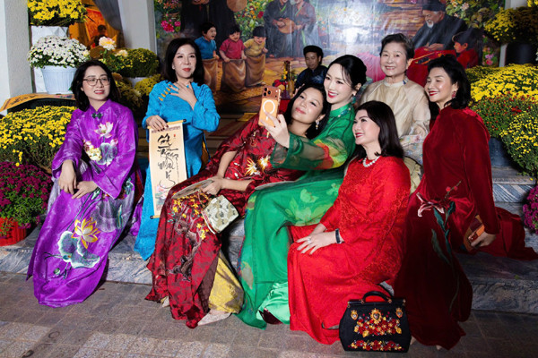 Không khí Tết rộn ràng trong bữa tiệc tất niên ở biệt thự 1000m2 của Giáng My - Ảnh 4.