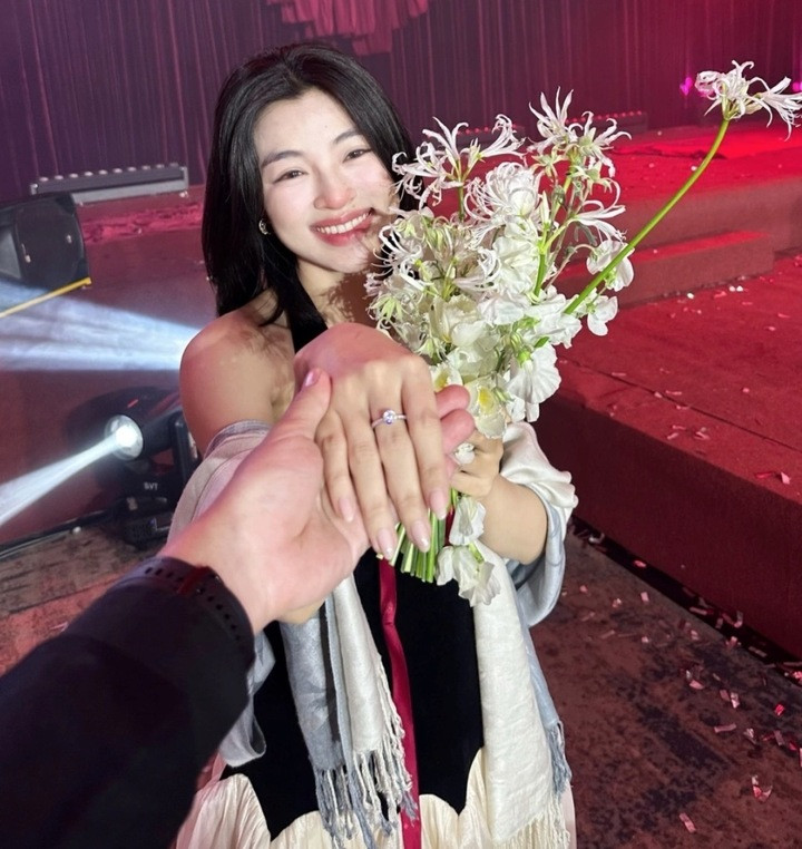 Diễn viên Lan Thy vừa nhận lời cầu hôn từ bạn trai Dustin Tiêu trong tiệc cưới em họ. Trên trang cá nhân, cô đăng tải khoảnh khắc ngọt ngào, cho biết bản thân bất ngờ trước lời cầu hôn từ người yêu. Trong khi đó, Dustin Tiêu nhắn nhủ với mọi người: “Em cảm ơn lời chúc phúc của tất cả mọi người. Do vẫn đang tận hưởng niềm vui nên em xin phép được trả lời từng lời chúc trong ngày mai”.