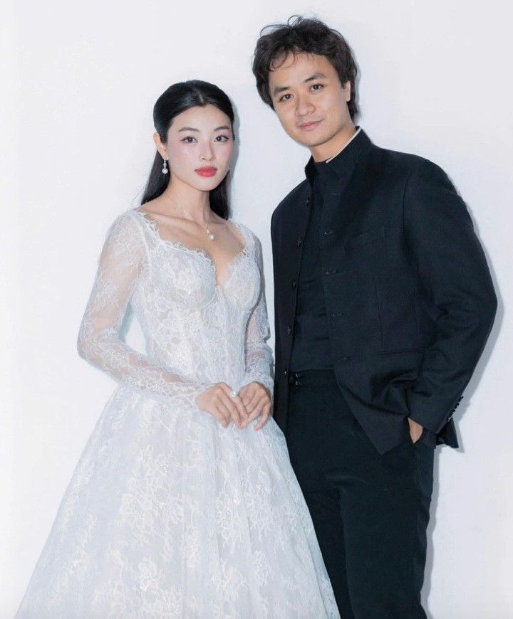 Lan Thy và bạn trai đã có 2 năm yêu nhau. Dustin Tiêu (tên thật Tiêu Nguyễn Đức Anh) hiện là nhạc trưởng của một dàn nhạc giao hưởng. Anh từng tốt nghiệp trung cấp piano chuyên nghiệp ở Nhạc viện Gracias Music Preparatory School, Hàn Quốc, sau đó theo học tại Nhạc viện Mahanaim, Mỹ. Những năm qua, anh chỉ huy nhiều đêm nhạc quy mô lớn, hút hàng nghìn khán giả.