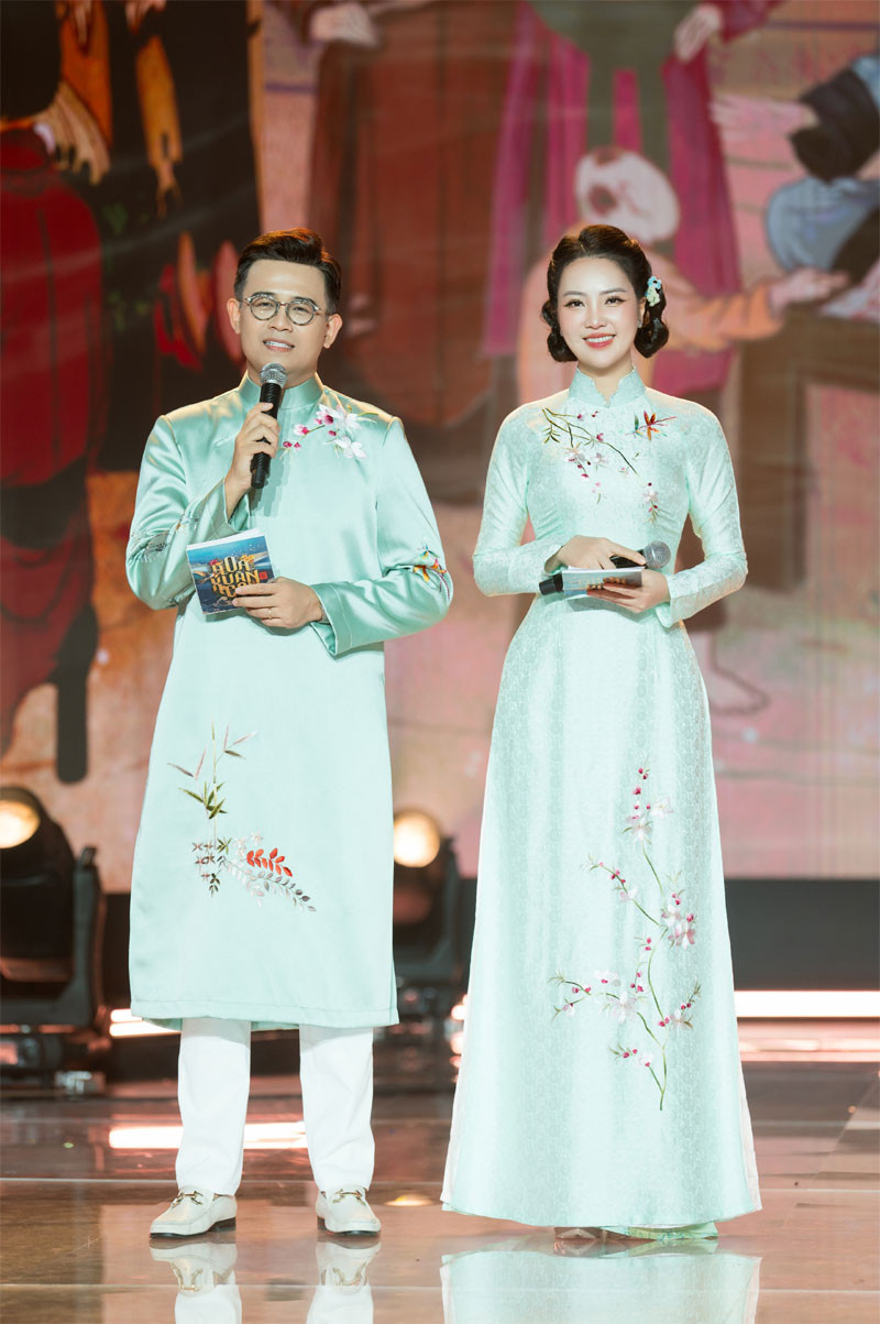 BTV Thụy Vân rạng rỡ trên sóng truyền hình quốc gia với áo dài của NTK Ngọc Lan插图2 thuy van1.jpg