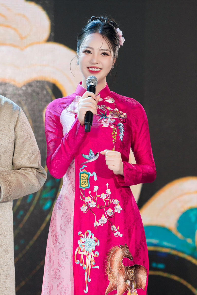 BTV Thụy Vân rạng rỡ trên sóng truyền hình quốc gia với áo dài của NTK Ngọc Lan插图5 thuy van2.jpg