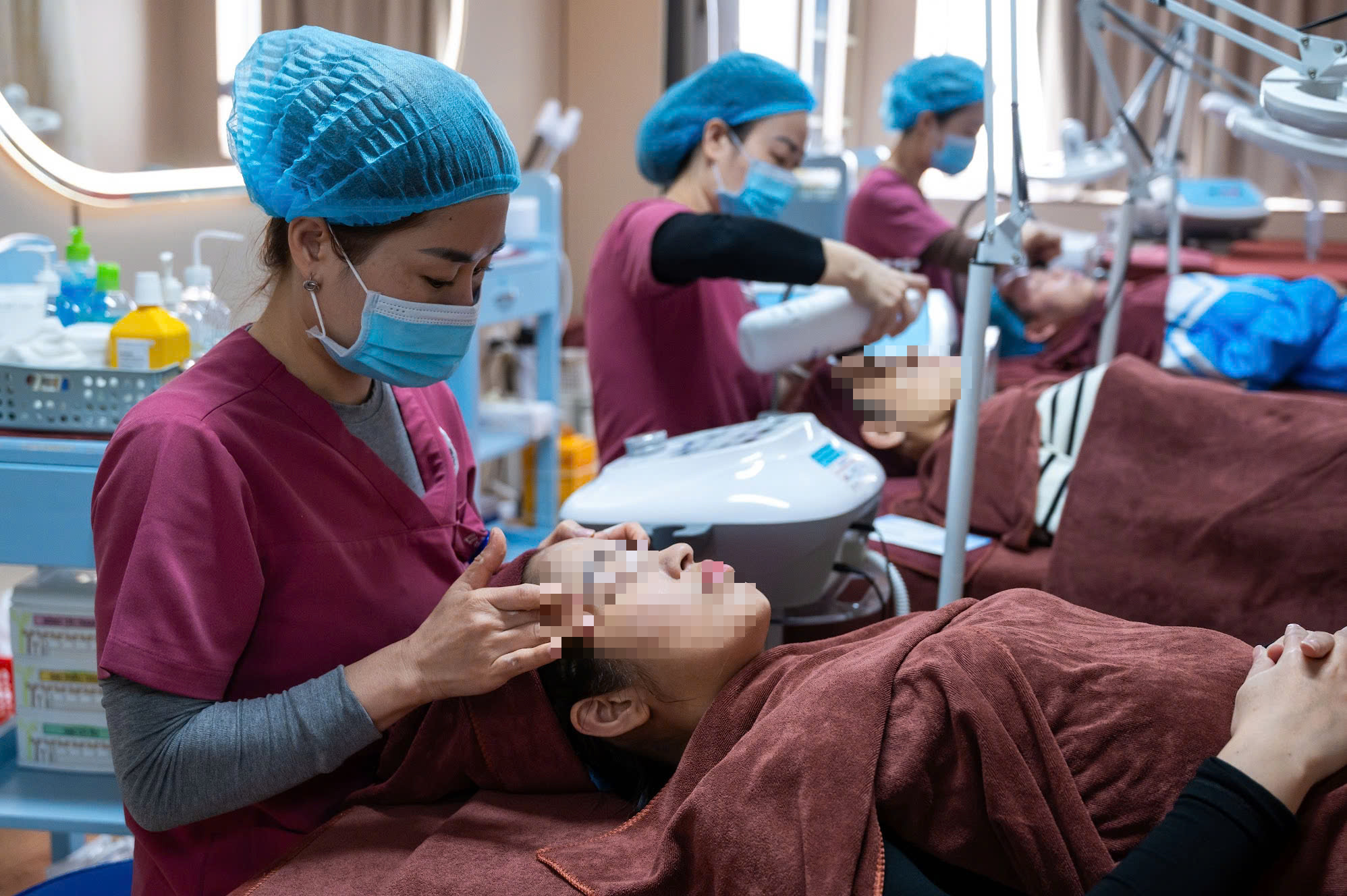 Biến dạng, lệch mặt… vì làm đẹp cấp tốc cận Tết - Ảnh 4.