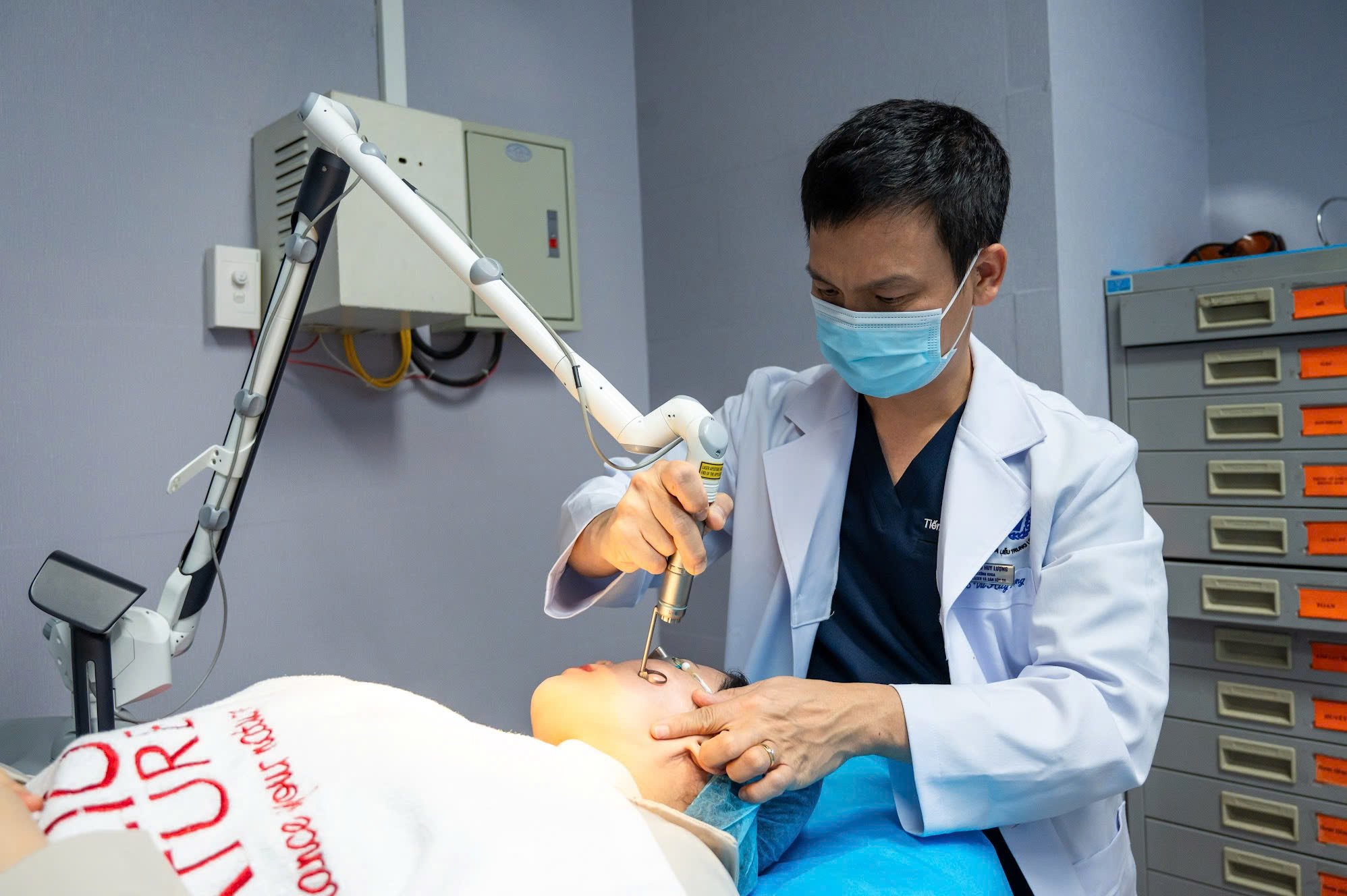 Biến dạng, lệch mặt… vì làm đẹp cấp tốc cận Tết - Ảnh 5.