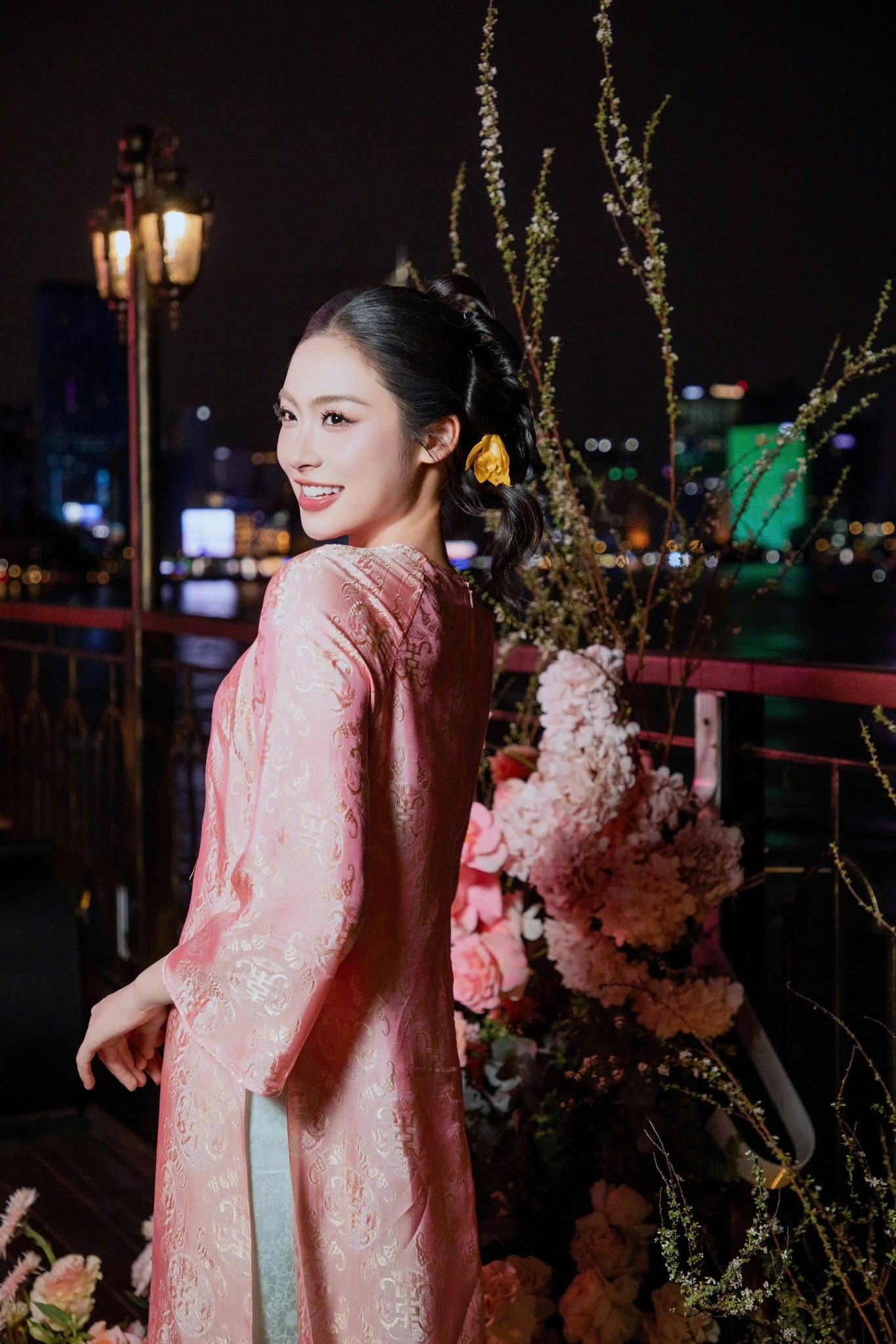 Top 3 Hoa hậu Việt Nam 2024 thướt tha cùng áo dài đón Tết Bính Ngọ 2026插图4 van-nhi1.jpg