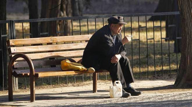 Tuổi già bị con cái thờ ơ, cụ ông ra một quyết định dứt khoát: Tất cả lập tức quay đầu - Ảnh 1.