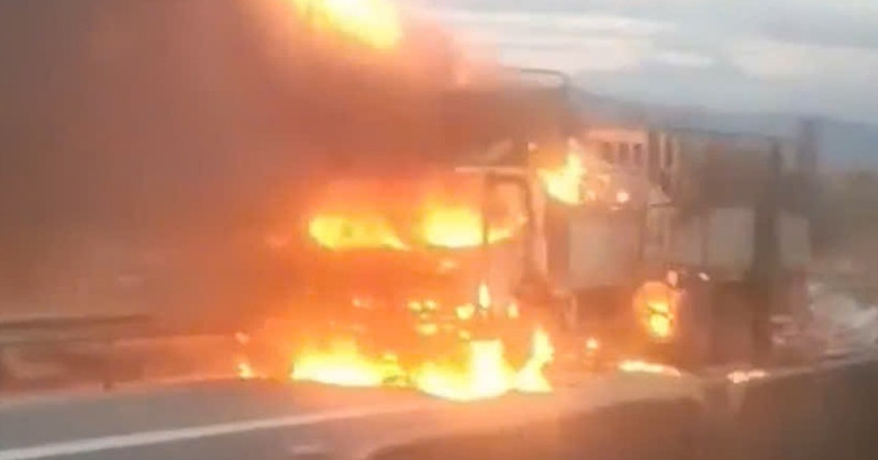 Xe khách chở 34 người cháy ngùn ngụt trên quốc lộ, kèm nhiều tiếng nổ lớn插图1